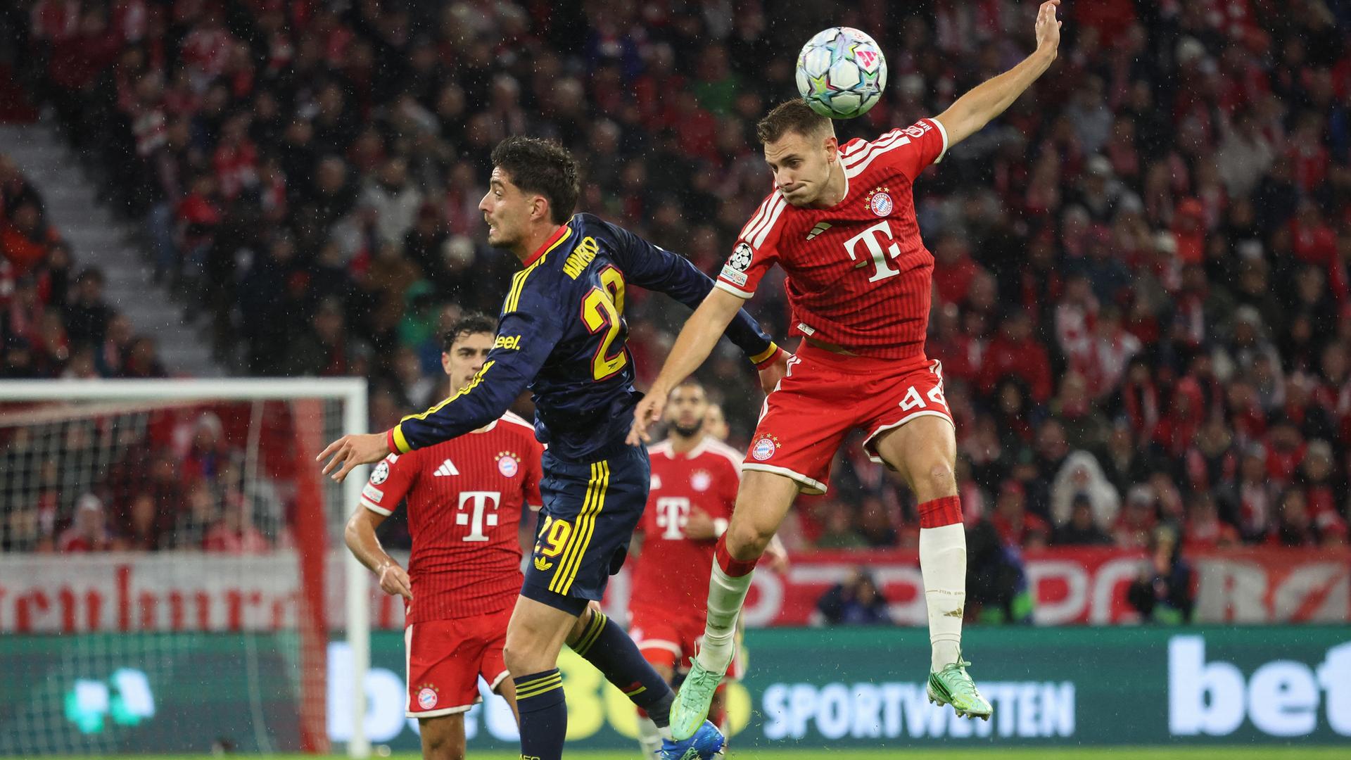Zwei Fußballer im Kopfballduell. Zwei Fußballer im Kopfballduell.