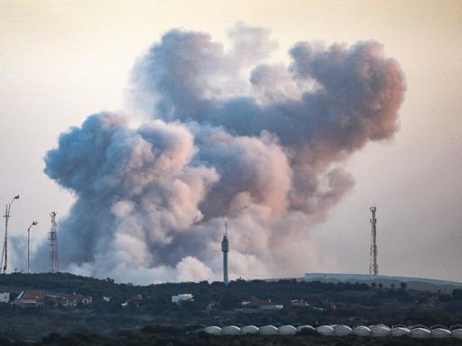 Eine große Rauchwolke steigt über dem nördlichen Gazastreifen in den Himmel.