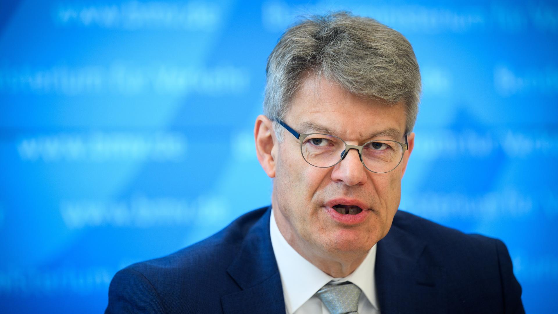 Patrick Schnieder (CDU), Bundesminister für Verkehr, spricht bei einem Pressegespräch im Bundesverkehrsministerium.