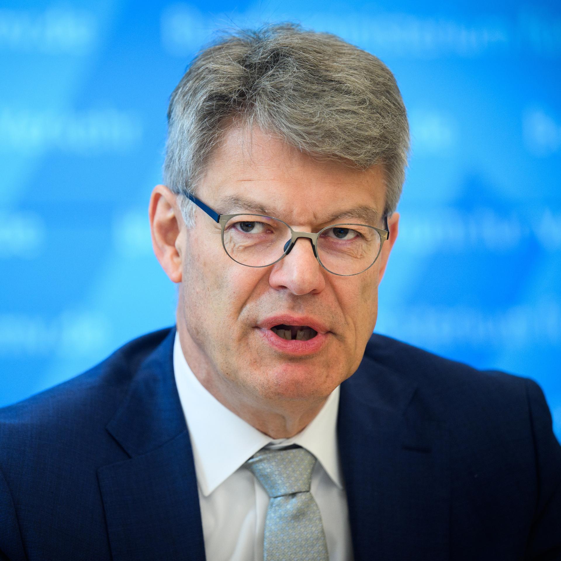 Patrick Schnieder (CDU), Bundesminister für Verkehr, spricht bei einem Pressegespräch im Bundesverkehrsministerium.