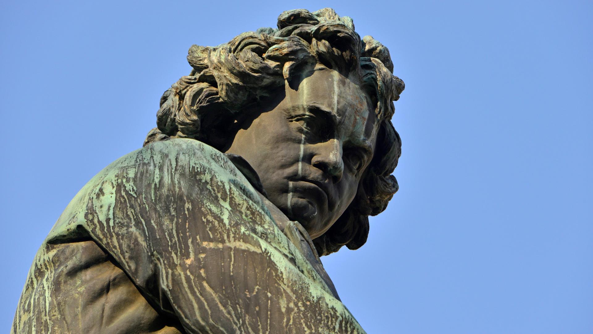 Wir sehen eine Stein-Statue des Komponisten Ludwig van Beethoven