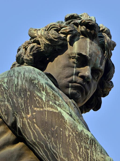 Wir sehen eine Stein-Statue des Komponisten Ludwig van Beethoven