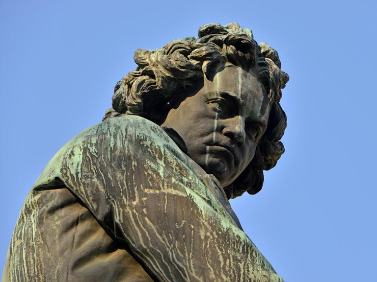 Wir sehen eine Stein-Statue des Komponisten Ludwig van Beethoven