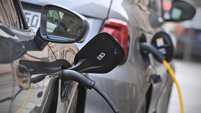 Ein E-Auto wird am Straßenrand geladen.