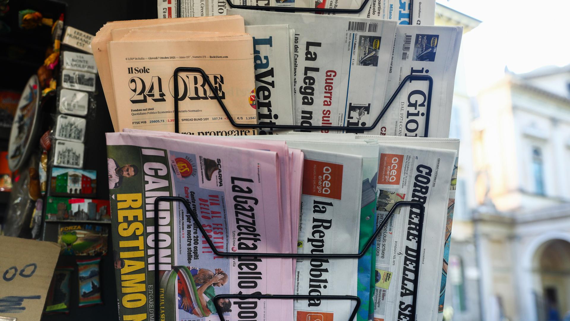 Zeitungsständer an einem italienischen Kiosk