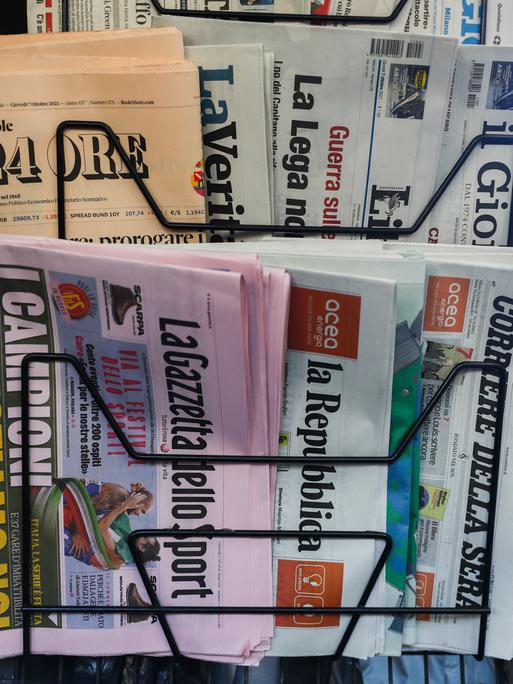 Zeitungsständer an einem italienischen Kiosk
