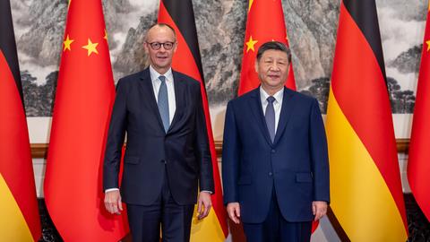 Bundeskanzler Friedrich Merz (CDU) wird von Xi Jinping, Präsident von China, im Staatsgästehaus zu einem bilateralen Gespräch begrüßt.
