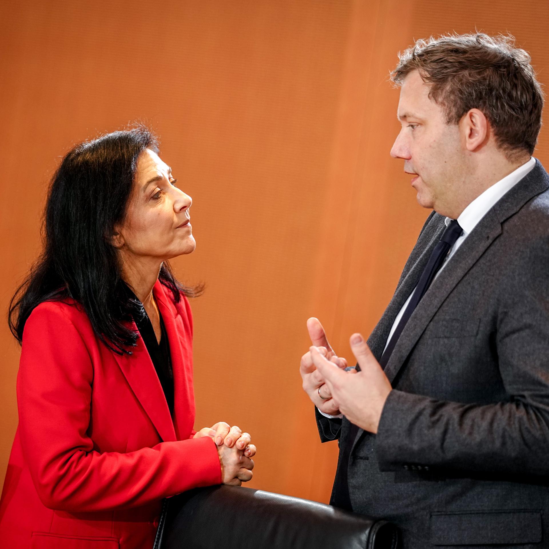 Katherina Reiche (CDU) und Lars Klingbeil (SPD) stehen nebeneinander und diskutieren.