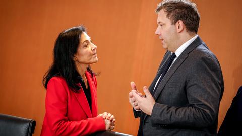Katherina Reiche (CDU) und Lars Klingbeil (SPD) stehen nebeneinander und diskutieren.