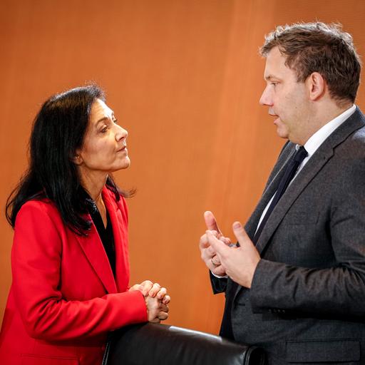 Katherina Reiche (CDU) und Lars Klingbeil (SPD) stehen nebeneinander und diskutieren.