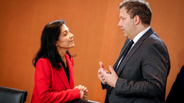 Katherina Reiche (CDU) und Lars Klingbeil (SPD) stehen nebeneinander und diskutieren.