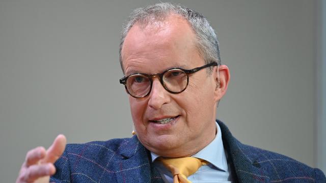 Der Arzt Christoph Specht spricht bei einer Talkrunde und gestikuliert mit der rechten Hand.