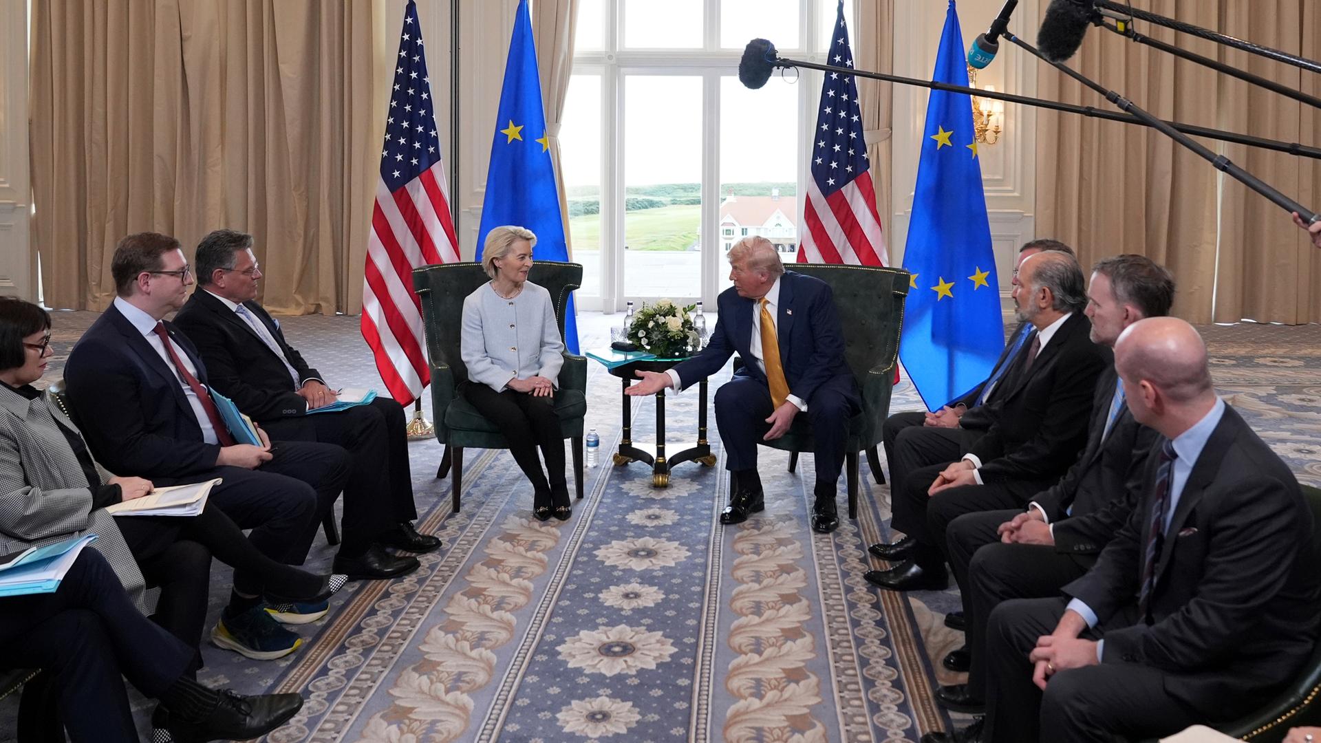 US-Präsident Trump trifft die Präsidentin der Europäischen Kommission, von der Leyen zu Gesprächen in Schottland. US-Präsident Trump trifft die Präsidentin der Europäischen Kommission, von der Leyen zu Gesprächen in Schottland.