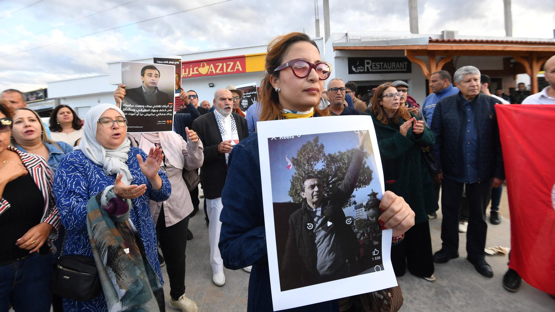Die tunesische Journalistin und Menschenrechtsaktivistin Chaima Issa hält das Porträt des inhaftierten Oppositionellen Jawhar Ben Mbarek bei einer Demonstration im November 2025. Die tunesische Journalistin und Menschenrechtsaktivistin Chaima Issa hält das Porträt des inhaftierten Oppositionellen Jawhar Ben Mbarek bei einer Demonstration im November 2025.