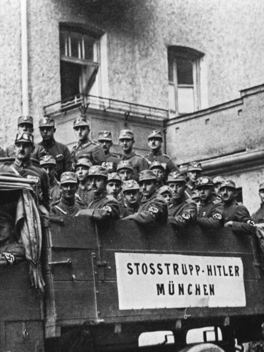 Schwarzweißfoto eines Stoßtrupps auf einer Lkw-Ladefläche, aufgenommen im November 1923, zur Zeit von Adolf Hitlers Putschversuch im Münchner Bürgerbräukeller