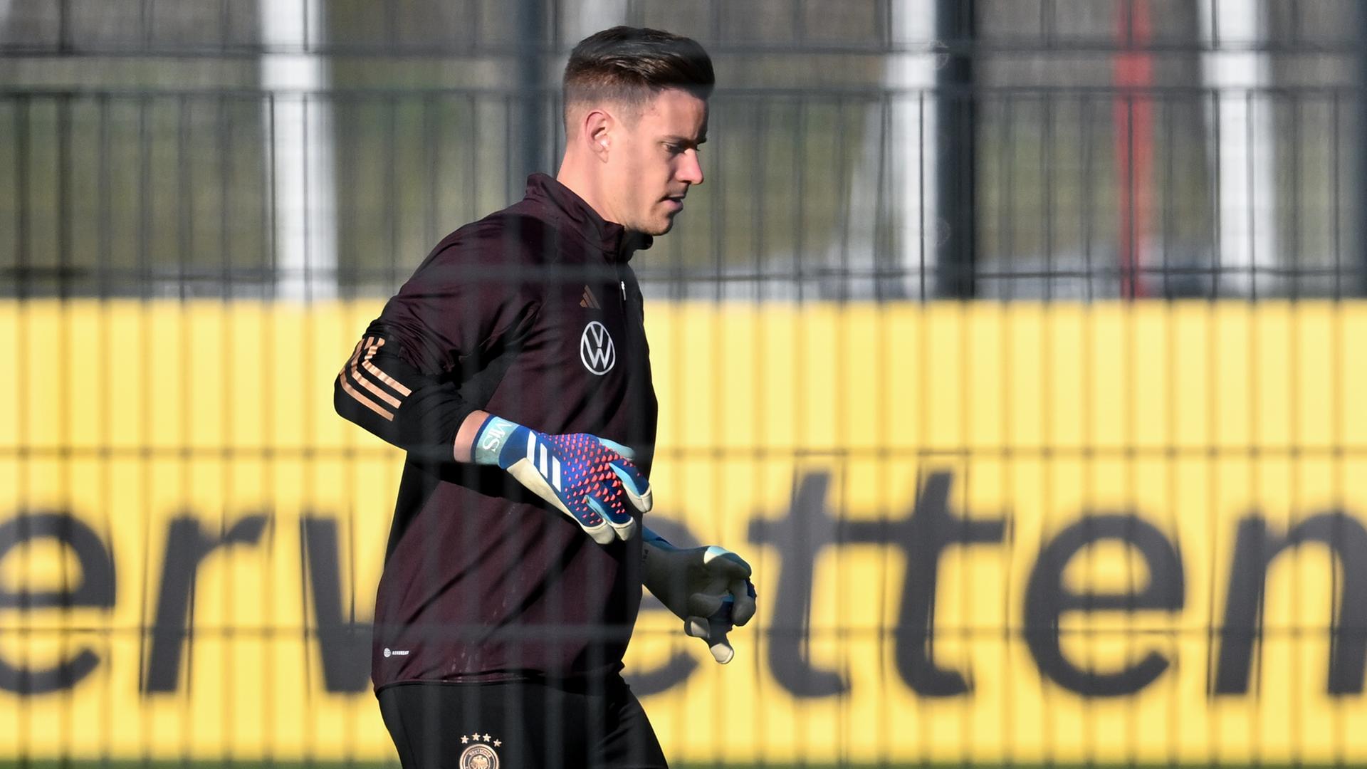 Torwart Marc-André ter Stegen macht sich beim Training der Fußball-Nationalmannschaft warm. Torwart Marc-André ter Stegen macht sich beim Training der Fußball-Nationalmannschaft warm.