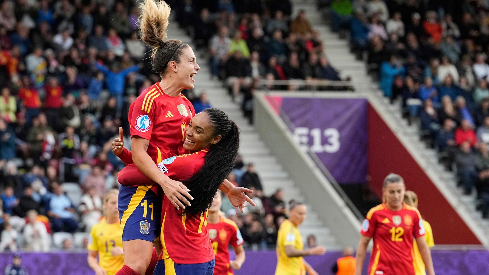 Thun: Die Spanierin Alexia Putellas (oben) feiert mit ihrer Mannschaftskameradin Salma Paralluelo nach dem sechsten Tor ihrer Mannschaft. Thun: Die Spanierin Alexia Putellas (oben) feiert mit ihrer Mannschaftskameradin Salma Paralluelo nach dem sechsten Tor ihrer Mannschaft.