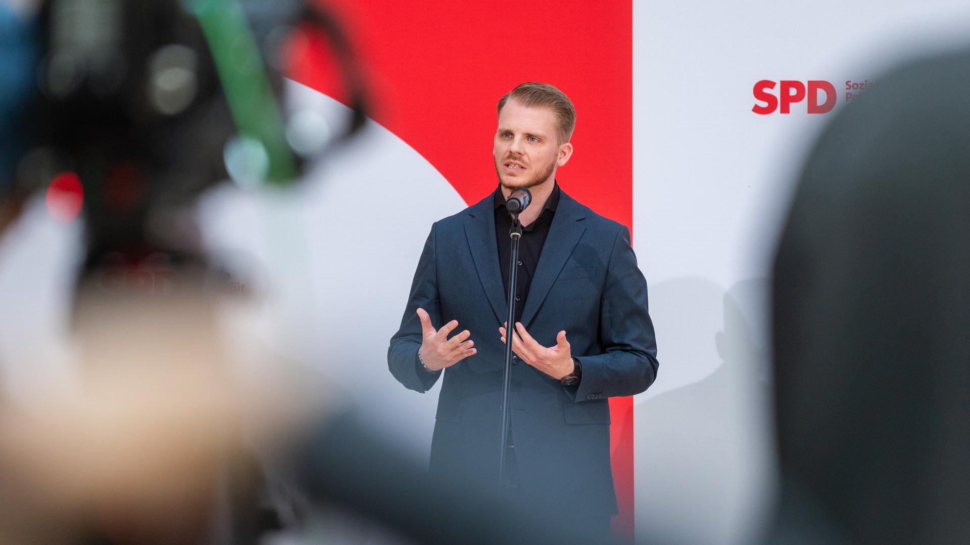 Tim Klüssendorf (SPD) spricht bei einer Pressekonferenz. Klüssendorf und gestikuliert. Tim Klüssendorf (SPD) spricht bei einer Pressekonferenz. Klüssendorf und gestikuliert.