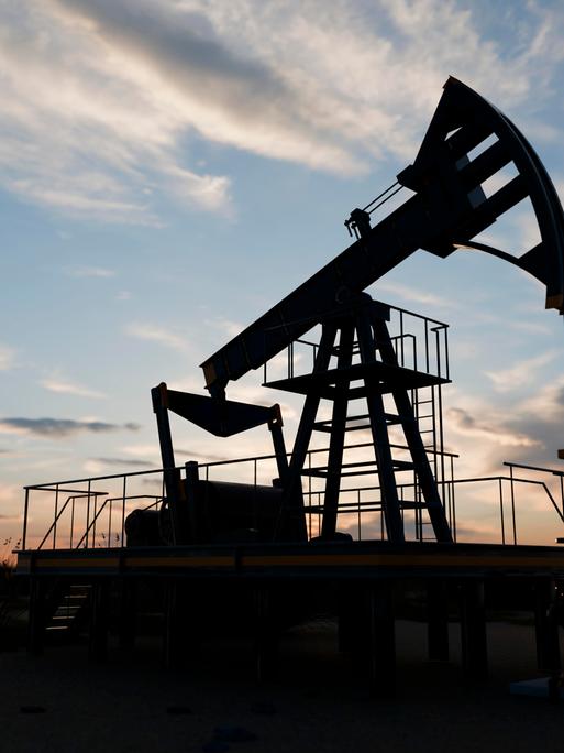 Die Silhouette eines Förderturms ist vor dem Himmel zu sehen.