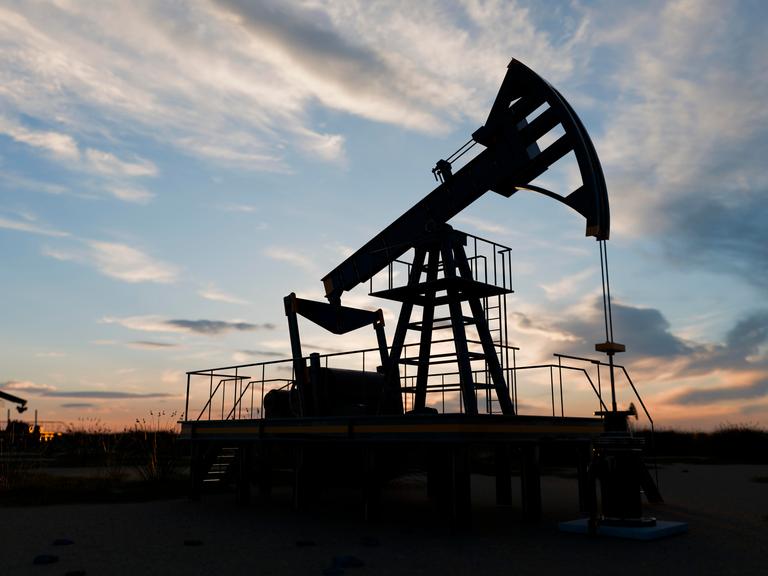 Die Silhouette eines Förderturms ist vor dem Himmel zu sehen.