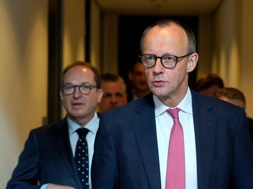 Friedrich Merz läuft von seinem Büro im Deutschen Bundestag zu einem Fraktionstreffen, dahinter Alexander Dobrindt.