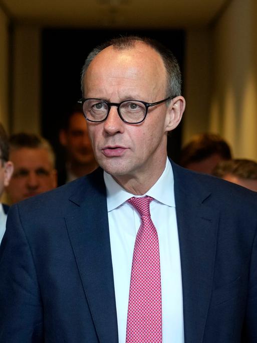 Friedrich Merz läuft von seinem Büro im Deutschen Bundestag zu einem Fraktionstreffen, dahinter Alexander Dobrindt.