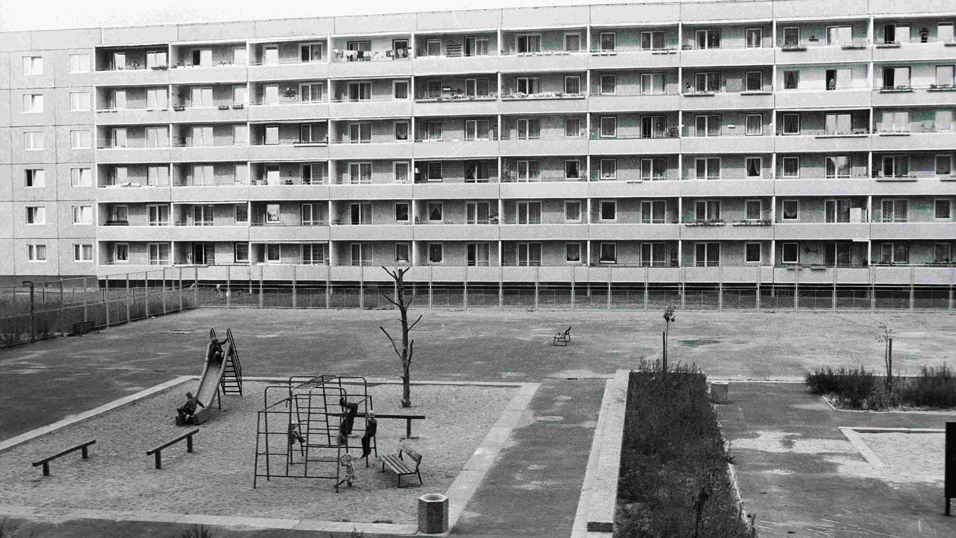 Schwarz-Weiß-Bild eines Spielplatzes aus der Vogelperspektive inmitten von Plattenbauten in der Joseph-Orlopp-Straße in Berlin-Lichtenberg zu DDR-Zeiten Schwarz-Weiß-Bild eines Spielplatzes aus der Vogelperspektive inmitten von Plattenbauten in der Joseph-Orlopp-Straße in Berlin-Lichtenberg zu DDR-Zeiten