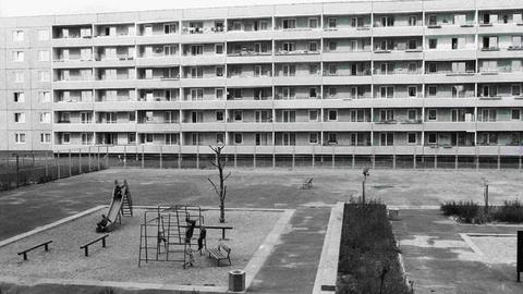 Schwarz-Weiß-Bild eines Spielplatzes aus der Vogelperspektive inmitten von Plattenbauten in der Joseph-Orlopp-Straße in Berlin-Lichtenberg zu DDR-Zeiten Schwarz-Weiß-Bild eines Spielplatzes aus der Vogelperspektive inmitten von Plattenbauten in der Joseph-Orlopp-Straße in Berlin-Lichtenberg zu DDR-Zeiten