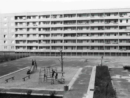 Schwarz-Weiß-Bild eines Spielplatzes aus der Vogelperspektive inmitten von Plattenbauten in der Joseph-Orlopp-Straße in Berlin-Lichtenberg zu DDR-Zeiten Schwarz-Weiß-Bild eines Spielplatzes aus der Vogelperspektive inmitten von Plattenbauten in der Joseph-Orlopp-Straße in Berlin-Lichtenberg zu DDR-Zeiten