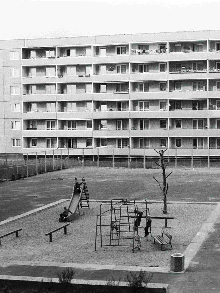 Schwarz-Weiß-Bild eines Spielplatzes aus der Vogelperspektive inmitten von Plattenbauten in der Joseph-Orlopp-Straße in Berlin-Lichtenberg zu DDR-Zeiten Schwarz-Weiß-Bild eines Spielplatzes aus der Vogelperspektive inmitten von Plattenbauten in der Joseph-Orlopp-Straße in Berlin-Lichtenberg zu DDR-Zeiten