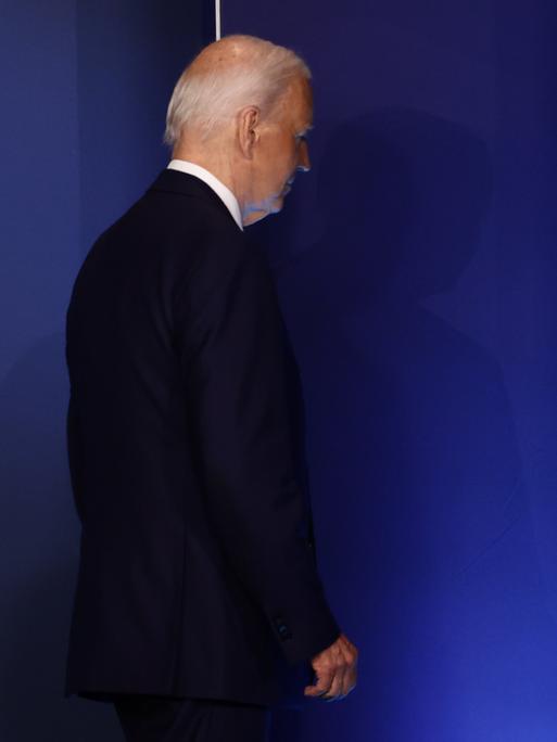 US-Präsident Joe Biden verlässt die Bühne.
