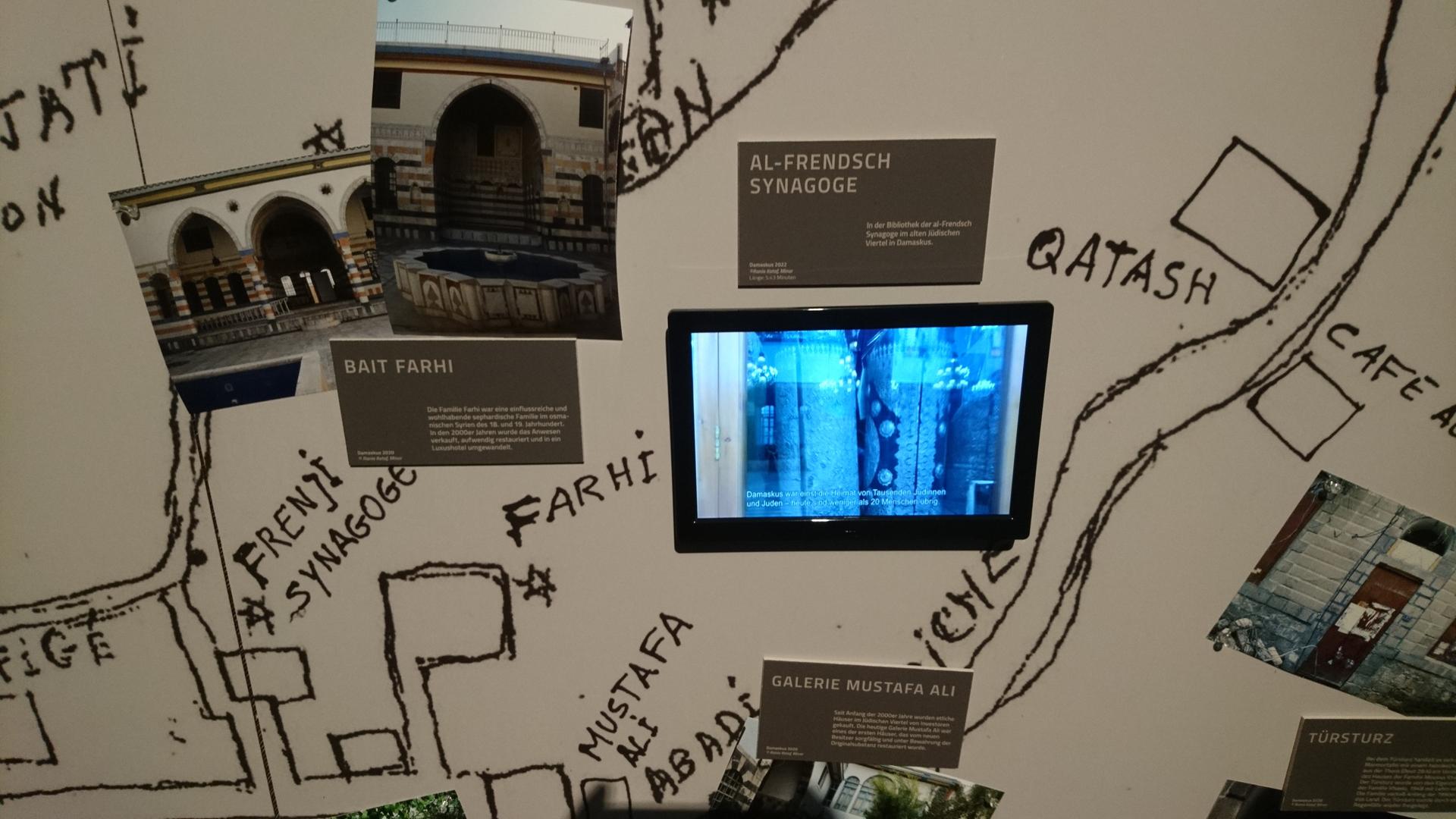 Eine hangezeichnete Karte, ergänzt durch Fotografien und Bildschirme zeigt Orte des jüdischen Lebens.