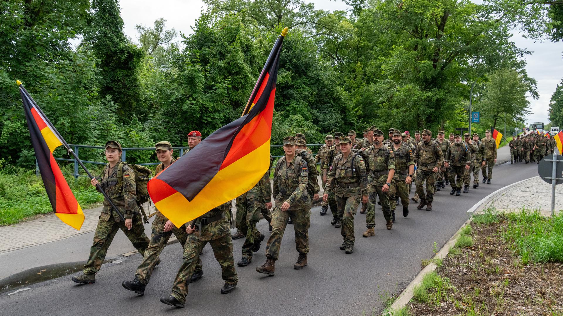 Soldaten der Bundeswehr marschieren auf einer Chaussee in Brandenburg Soldaten der Bundeswehr marschieren auf einer Chaussee in Brandenburg