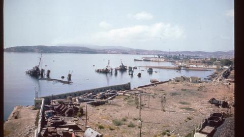 Blick auf den Kriegshafen von Toulon mit Bombenschäden und den Wracks der Vichy-Flotte nach Abzug der deutschen Truppen