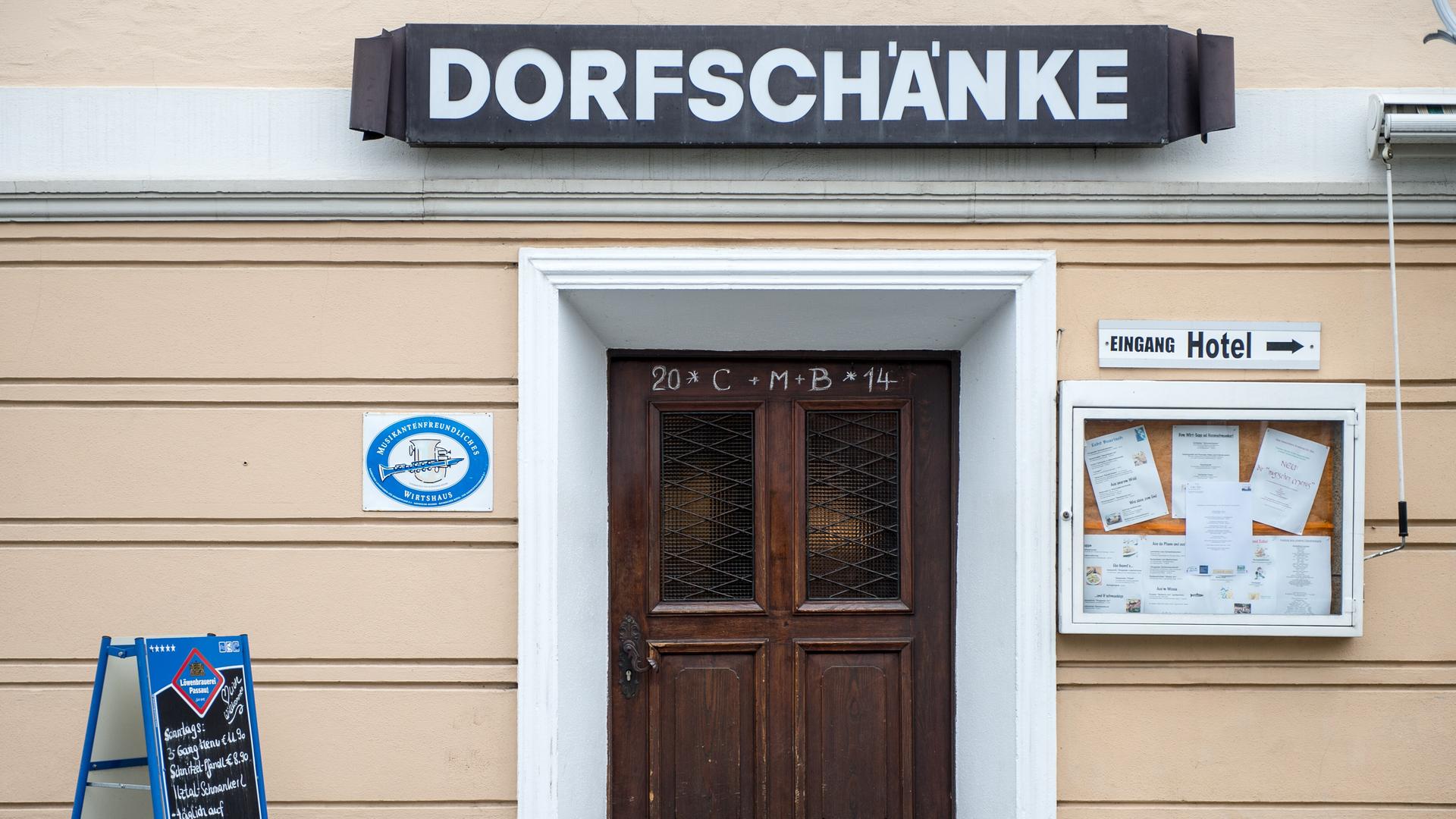 "Dorfschänke" steht vor einem Gasthaus in Ringelai (Bayern).