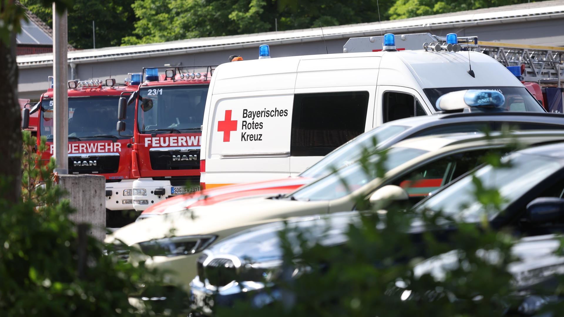Schongau: Ein Einsatzfahrzeug vom Bayerischen Roten Kreuz (BRK) steht auf dem Gelände der Feuerwehr, wo Betroffene und Angehörige nach einem Vorfall am Welfen-Gymnasium psychologisch betreut werden. Schongau: Ein Einsatzfahrzeug vom Bayerischen Roten Kreuz (BRK) steht auf dem Gelände der Feuerwehr, wo Betroffene und Angehörige nach einem Vorfall am Welfen-Gymnasium psychologisch betreut werden.