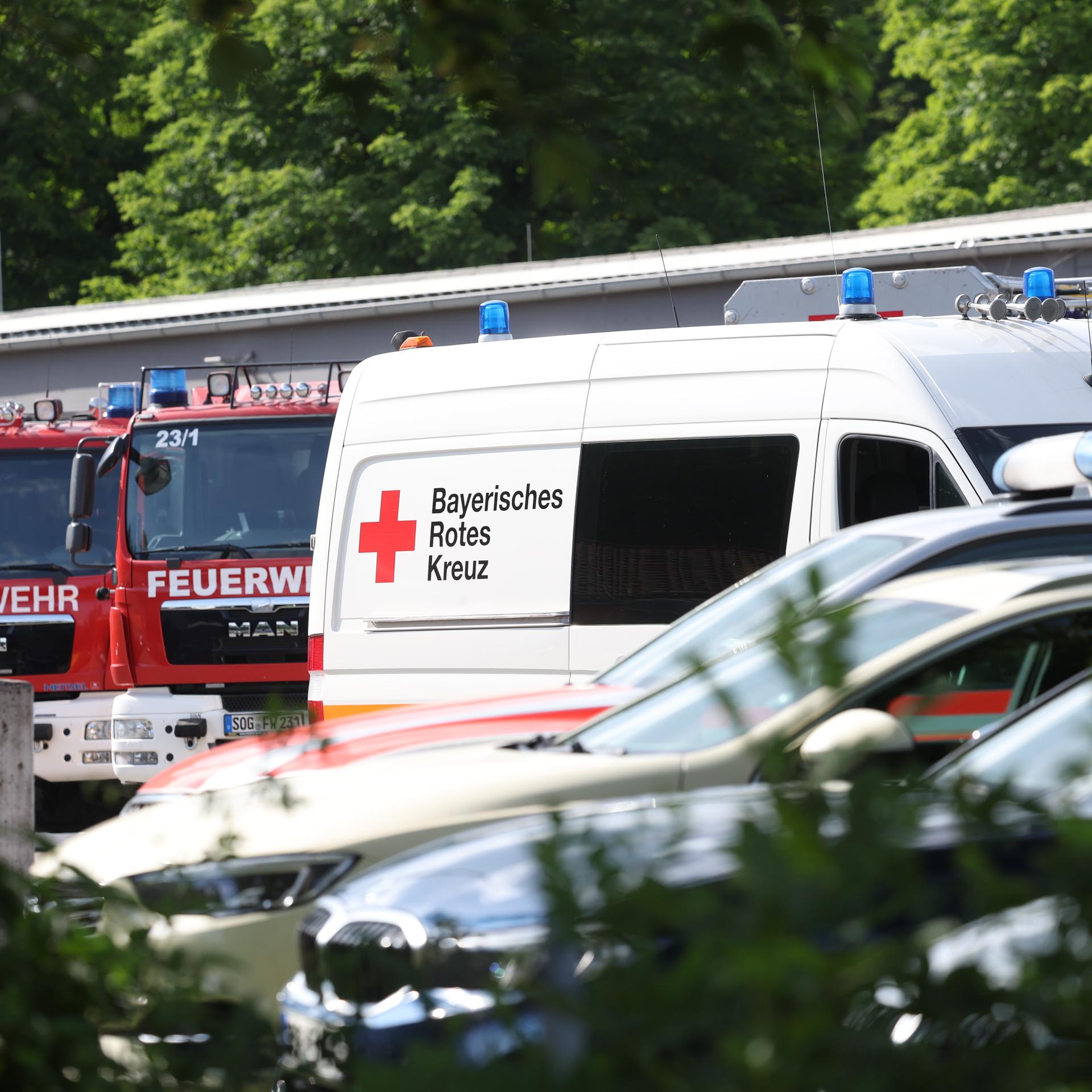 Schongau: Ein Einsatzfahrzeug vom Bayerischen Roten Kreuz (BRK) steht auf dem Gelände der Feuerwehr, wo Betroffene und Angehörige nach einem Vorfall am Welfen-Gymnasium psychologisch betreut werden.