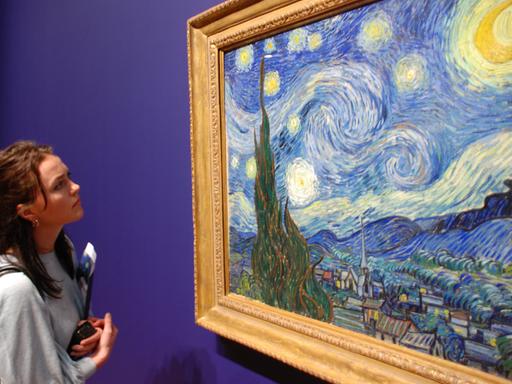 Eine Besucherin steht bei der Vorbesichtigung der Vincent-Van Gogh-Ausstellung am 11.02.2009 in Amsterdam vor dem Werk "Die Sternennacht", das Van Gogh 1889 in Saint-Rémy malte