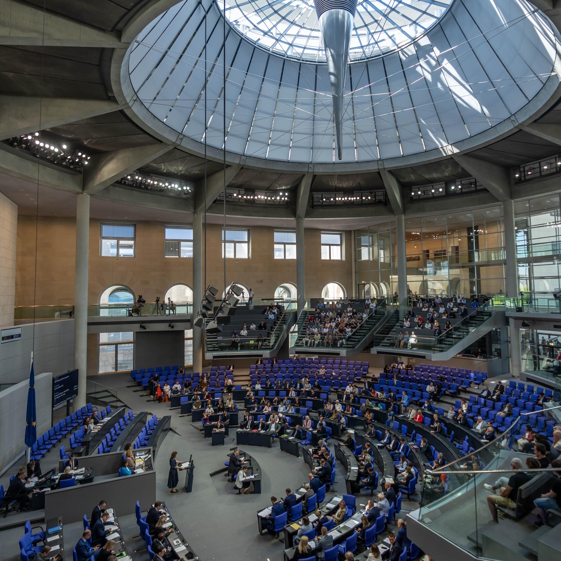 Die Parlamentarier debattieren im Bundestag in der letzten Sitzung vor der Sommerpause.
