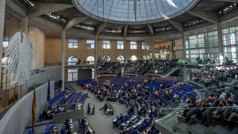 Die Parlamentarier debattieren im Bundestag in der letzten Sitzung vor der Sommerpause.