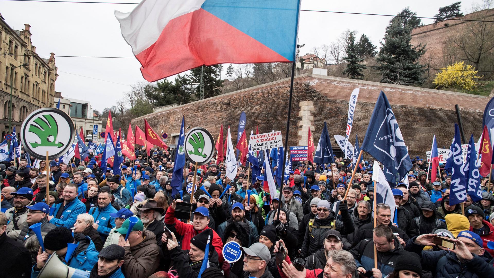 Menschen demonstrieren in Prag gegen die geplante Rentenreform. Menschen demonstrieren in Prag gegen die geplante Rentenreform.