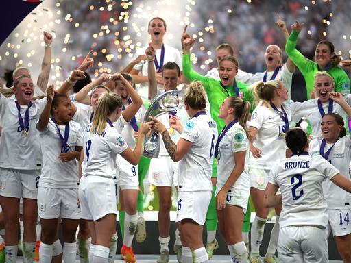 Finale Frauen-Fußball-EM 2022: Jubel beim englischen Team über den Titelgewinn.
