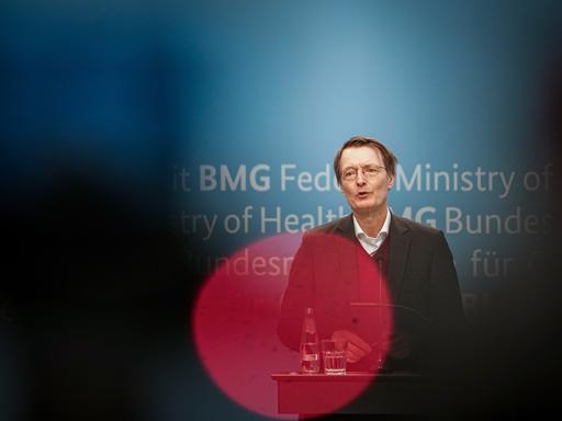 Karl Lauterbach (SPD), Bundesminister für Gesundheit, gibt eine Pressekonferenz nach den Beratungen des Bundeskabinett zum Medizinforschungsgesetz.