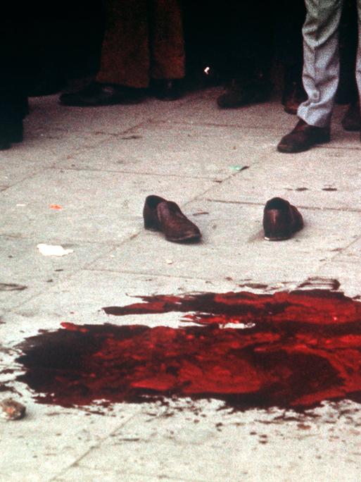 Boody Sunday in der nordirischen Stadt Derry am 30. Januar 1972: Ein Blutlache und ein Paar Halbschuhe markieren die Stelle, an der einer der Demonstranten ums Leben kam