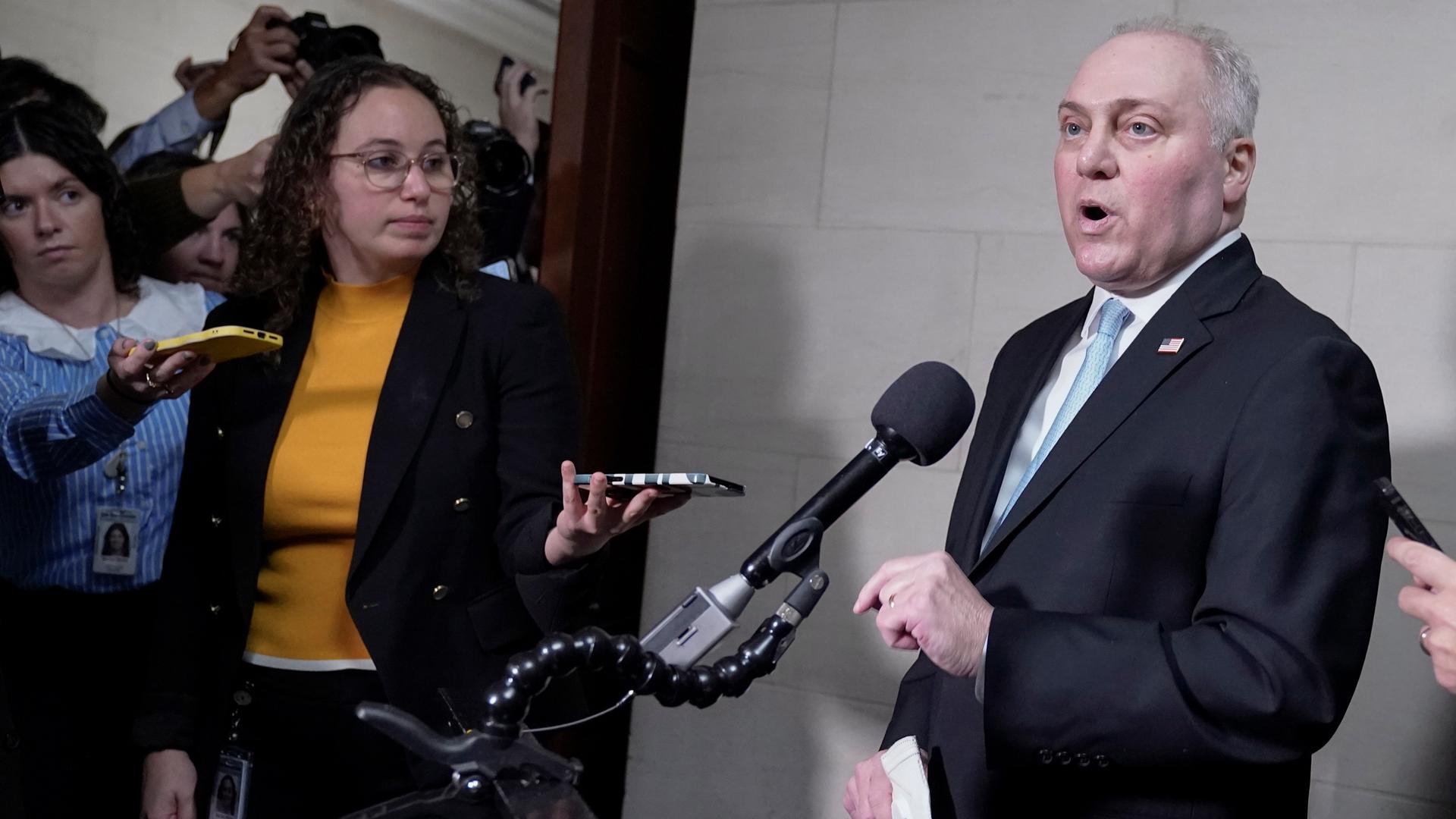 Steve Scalise spricht vor dem US-Capitol mit Reportern.