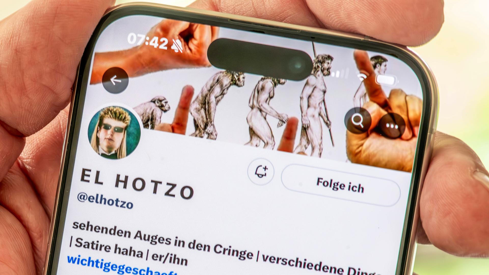 Das Display eines Smartphone zeigt den Account des Satirikers "El Hotzo"  Sebastian Hotz auf X.