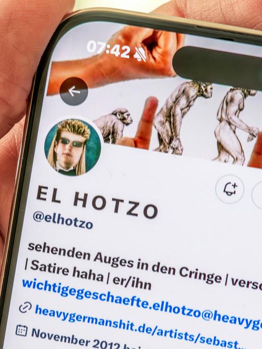 Das Display eines Smartphone zeigt den Account des Satirikers "El Hotzo"  Sebastian Hotz auf X.