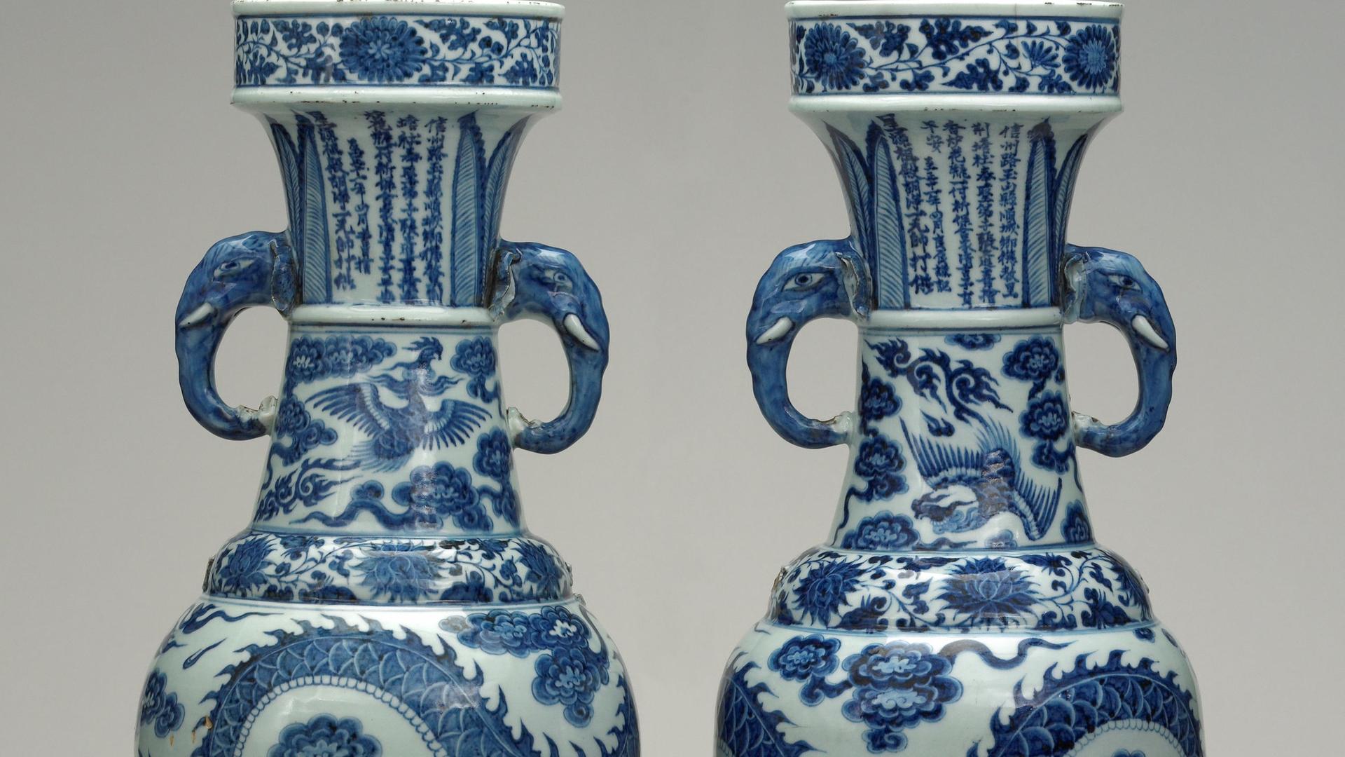 Zwei kostbare chinesische Vasen mit blauem Muster stehen im British Museum. 