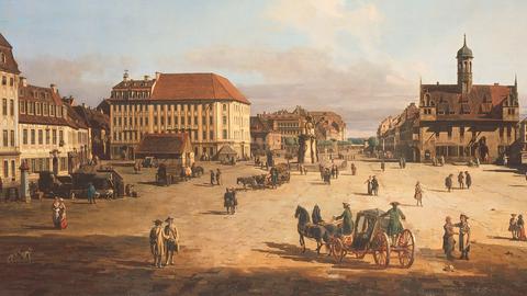 Eine barocke Stadtansicht zeigt einen Markt mit Menschen und einer Kutsche zwischen historischen Gebäuden.