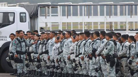 Mexikanische Nationalgardisten stellen sich vor dem Besteigen eines Flugzeugs auf dem internationalen Flughafen in Merida, Mexiko, auf. Sie fliegen nach Ciudad Juarez, um die Nordgrenze des Landes zu den USA zu verstärken. 